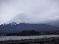 =Fuji-san in Wolken über den See