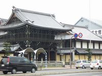 =Tempel oder Hall an der Hauptverkehrsstraße