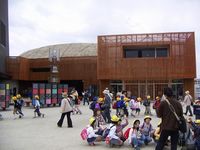 =Schulkinder vor den jap. Pavillon