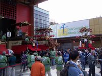 =Floats vor Aichi Pavillon